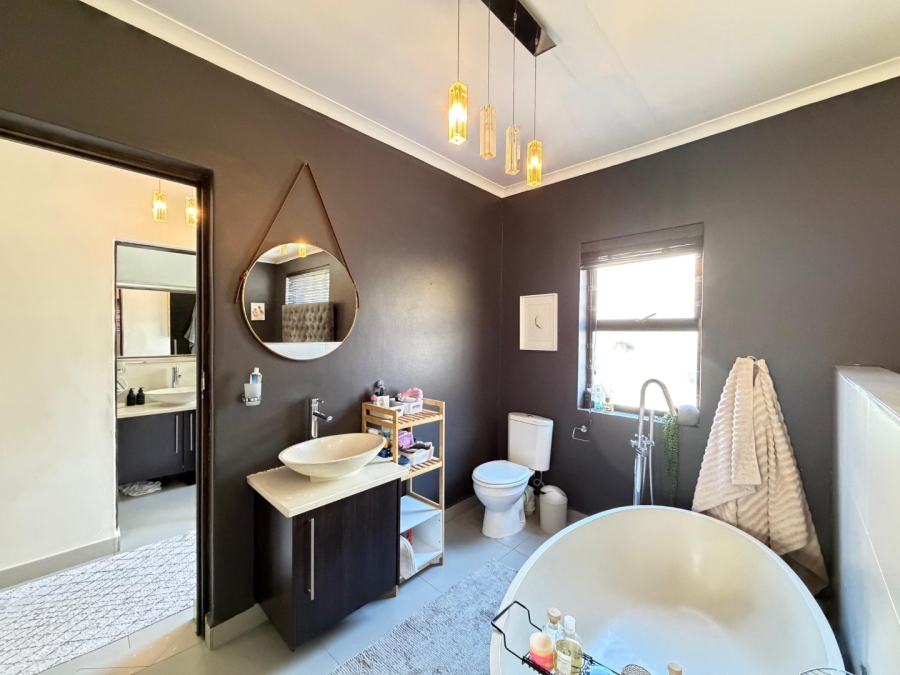 6 Bedroom Property for Sale in Vredehoek Western Cape